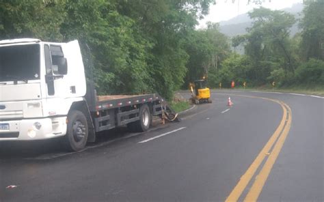 Queda De Barreira Deixa Trânsito Em Meia Pista Em Trecho De Gramado Da