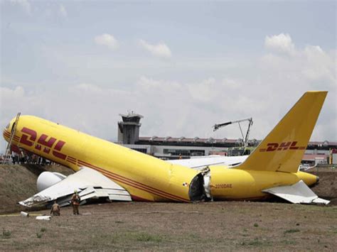 Avión de carga de DHL se parte en dos al aterrizar de emergencia en