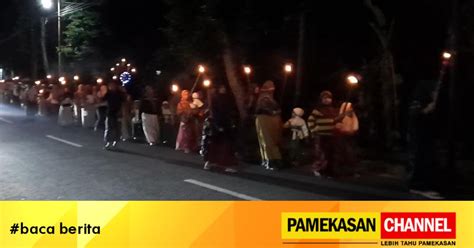 Ratusan Warga Pamekasan Gelar Pawai Obor Kelili Kampung Sambut Bulan