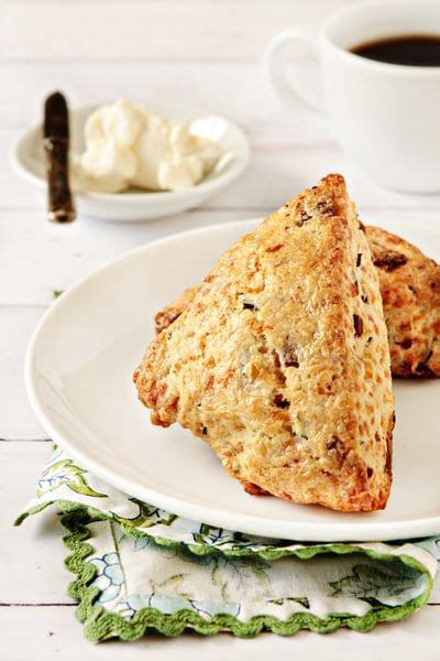 A Savory Breakfast Scone With Bacon Cheddar Cheese And Chives Bacon Recipes Sour Cream