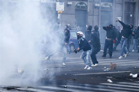 Sassi Molotov E Scontri Con I Black Bloc Guerriglia Urbana A Napoli