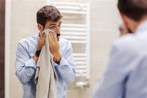 Joven Empresario Barbudo Atractivo Prepar Ndose Para Ir Al Trabajo