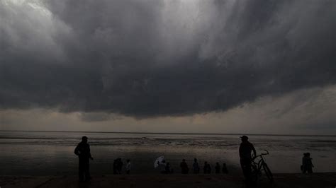 Cyclone Yaas Severe Storm Lashes India And Bangladesh Bbc News