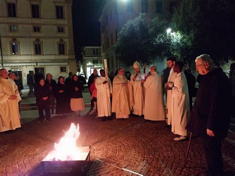 Una Notte Di Fede E Speranza La Veglia Di Pasqua Presieduta Dal