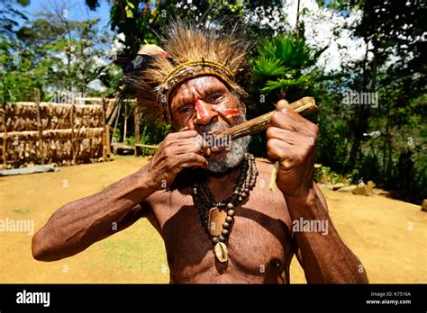 Los Habitantes Nativos Tribu Simbu Con Instrumento De Viento