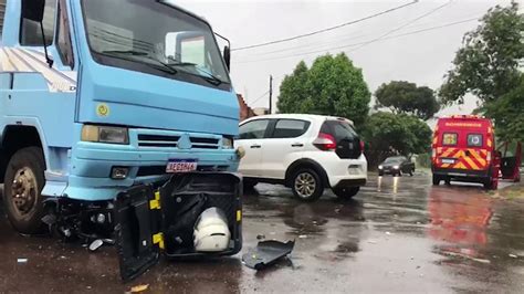 Moto vai parar embaixo de caminhão em acidente no Bairro Neva Vídeo