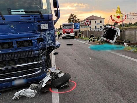 Incidente Padova Oggi Schianto Tra Un Camion E Un Furgone Due Morti