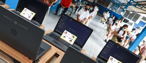 Gobierno Contin A Con La Entrega De Computadoras A Estudiantes De