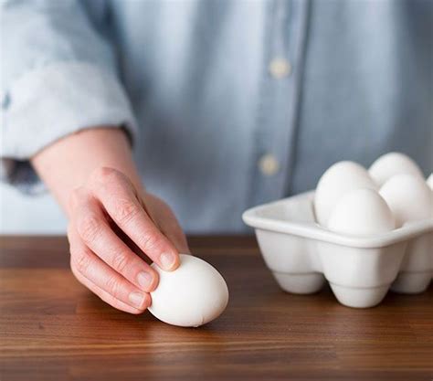 How to Crack an Egg the Right Way | Reader's Digest