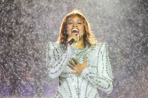 Iza emociona ao levar a mãe ao Palco Mundo do Rock in Rio Rock in Rio