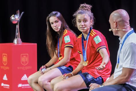 Fotos Fotos La selección femenina sub 20 recibe el homenaje del