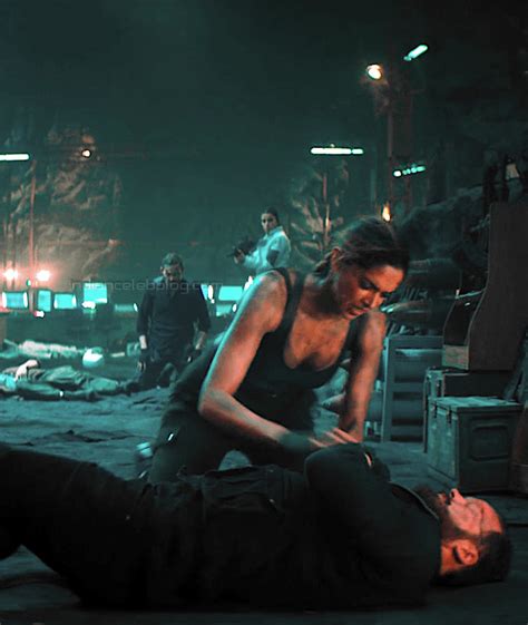 Deepika Padukone Pathaan Srk 29 Hot Cleavage Hd Photo Starcelebblog