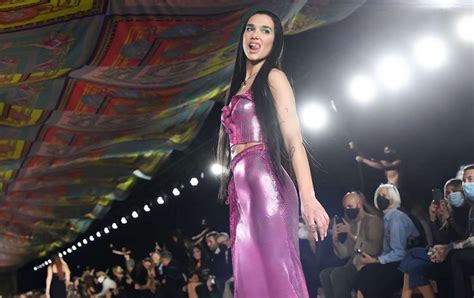 Dua Lipa Debuta Como Modelo Para Versace Escandala