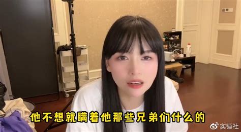 Lpl小伞公开十年恋情，女友当场揭秘自己是驯龙高手小伞奈奈恋情新浪新闻