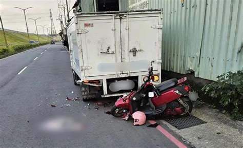 快訊新北蘆洲機車撞違停貨車 女騎士爆頭雙腿骨折昏迷送醫