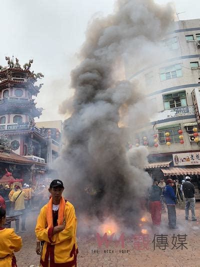 奉天宮開臺媽祖百年元宵平安遶境 萬人擠爆新港市區