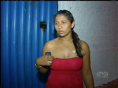 G1 De novo de vestido mãe barrada volta a escola para buscar