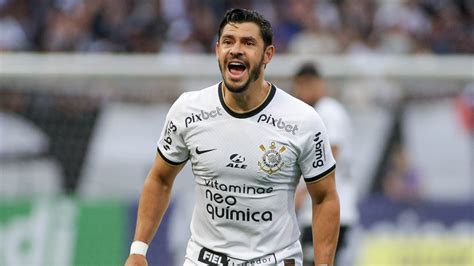 Giuliano melhora desempenho pelo Corinthians após mudança de posição