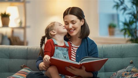 Madre Leyendo Un Libro A Su Hija Foto Premium