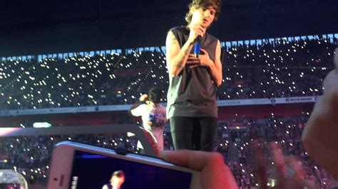 Louis Tomlinson Showing His Middle Finger On Stage Wwa Tour