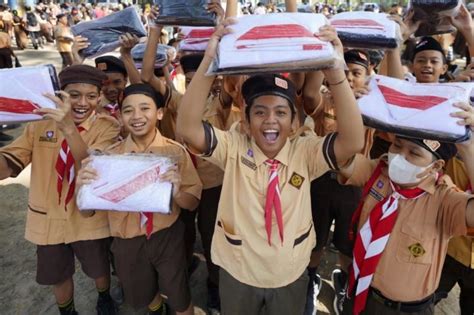 Pemkot Madiun Salurkan Bantuan Seragam Siswa Sd Smp Tahun Antara