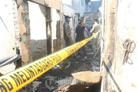 Kebakaran Rumah Penduduk Jembatan Besi Tambora Jakarta Foto