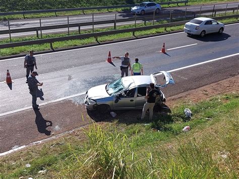 Capotamento De Carro Deixa Duas Pessoas Feridas No Trecho Urbano Da