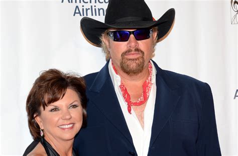 Inside Toby Keiths 40 Year Love Story With Wife Tricia Covel Country