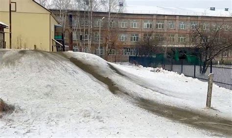 В Тайшете засыпали стихийную горку у школы №85 ⋆ Тайшет24