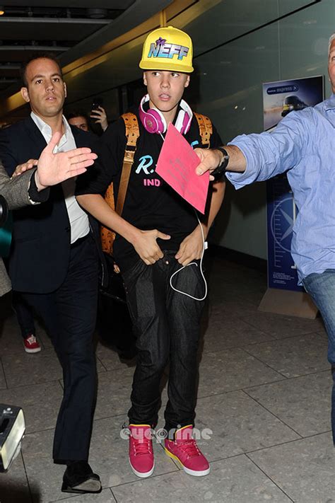 justinbiebersmile justin arriving  london