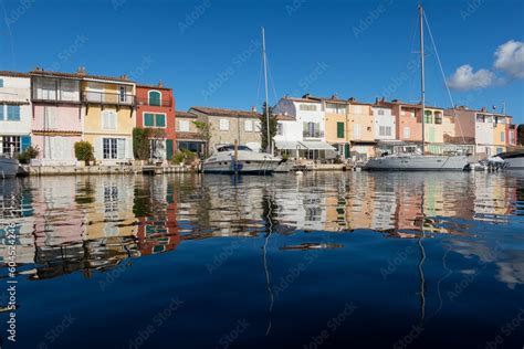 Port Grimaud C L Bre Cit Lacustre Du Var Avec Des Maison Au Style