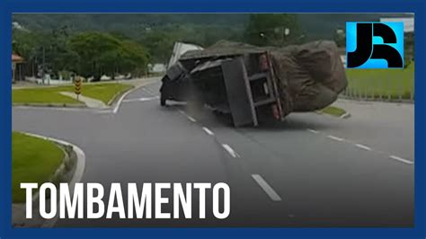 Flagra V Deo Mostra Momento Em Que Carreta Tomba Em Santa Catarina