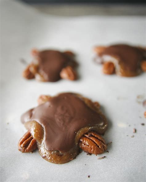 PALEO PECAN TURTLES - The Kitchy Kitchen