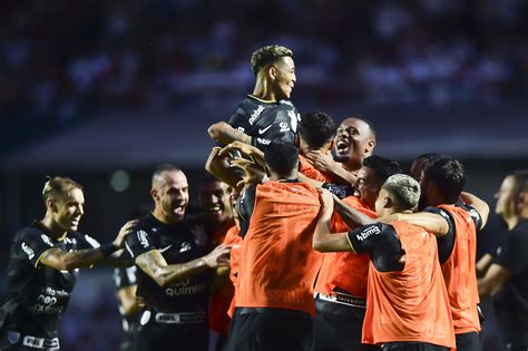 Brilho De Adson Corinthians Bate O S O Paulo No Morumbi Lotado E