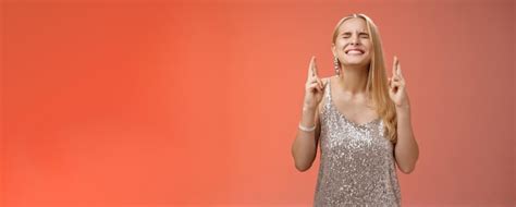 Besorgte blonde Frau bemüht sich Gott höre Gebete intensive enge Augen schließen Zähne