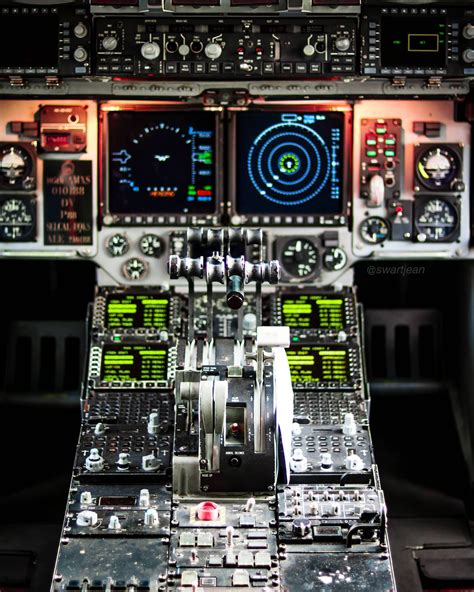 Cockpit of the USAF C-17 Globemaster [2794x3493][OC] : r/MilitaryPorn