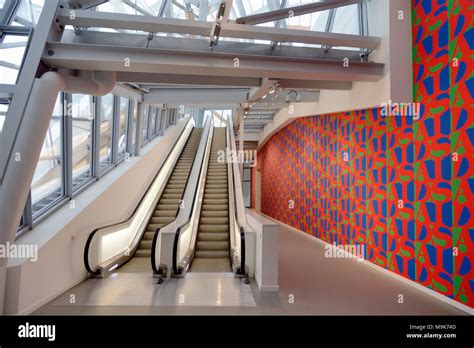 Fond D Escalators Et Sida Dans Le Couloir De La Fondation Louis Vuitton