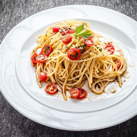 Spaghetti Cherry Tomatoes Olive Oil And Garlic A Touch Of Balsamic