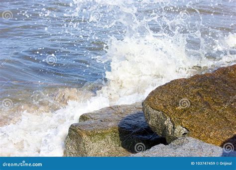 Ondas De Oceano Que Quebram Na Costa Rochosa Imagem De Stock Imagem