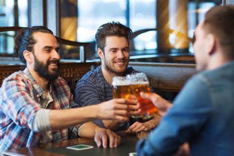 Amigos Masculinos Felices Que Beben La Cerveza En La Barra O El Pub