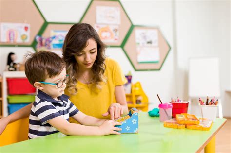 Petite Enfance Le R Le De L Atsem L Cole Campus Des Coles