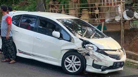 Dua Mobil Tabrakan Di Tikungan Cikukulu Ciamis 1 Orang Terluka