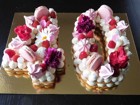 Number cake with edible flowers and french macarons Gâteaux aux