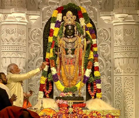 Ram Mandir Pran Pratishtha 500 वर्ष का इंतजार हुआ खत्म गर्भगृह में विराजे रामलला देखें