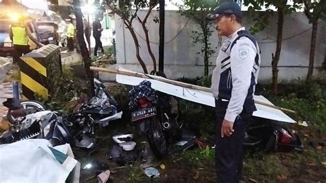 Kendaraan Terlibat Kecelakaan Beruntun Empat Orang Meninggal Di Tkp