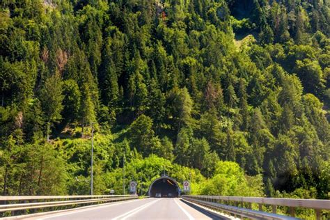 Túnel de carretera en las montañas alpinas suiza vista panorámica de la