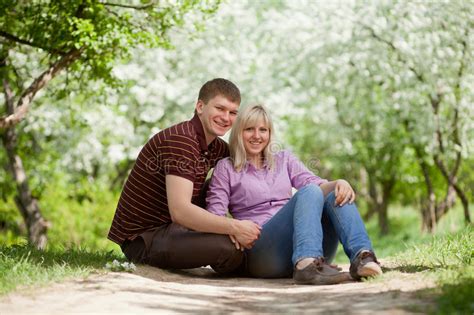 Menino E Menina Que Sentam Se Junto Foto De Stock Imagem De Povos