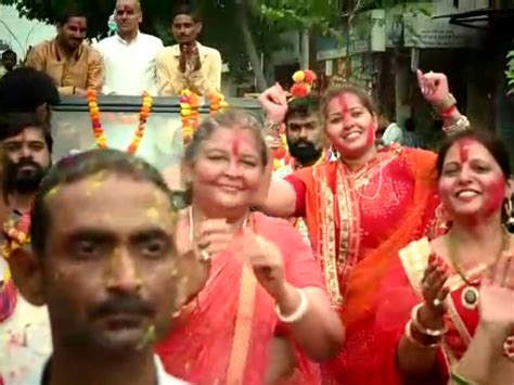 Devotees Celebrated The Festival Of Vijayadashami By Dancing To The