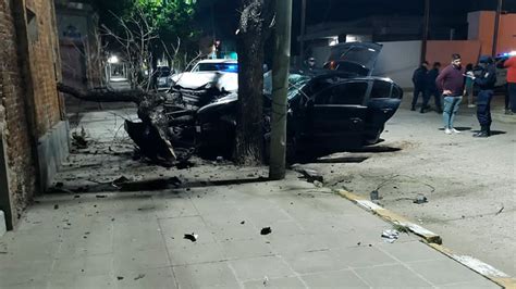 Fuerte Choque Entre Un Auto Y Una Camioneta En La Paz