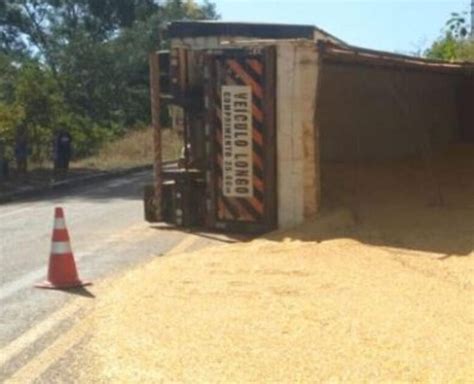 Carreta Tomba E Derrama Carga De Milho Na Serra De S O Vicente Cen Riomt